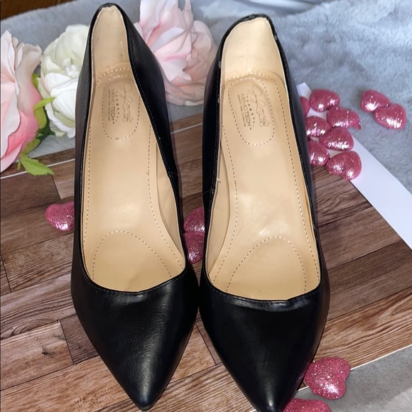 Jaclyn Smith Black Heels with Pointed Toe and Sleek Design - Picture 9 of 9